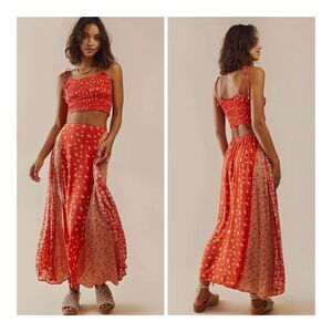 NWT Free People Kaia Red Floral Set Size M
Skirt &
Crop Top size M